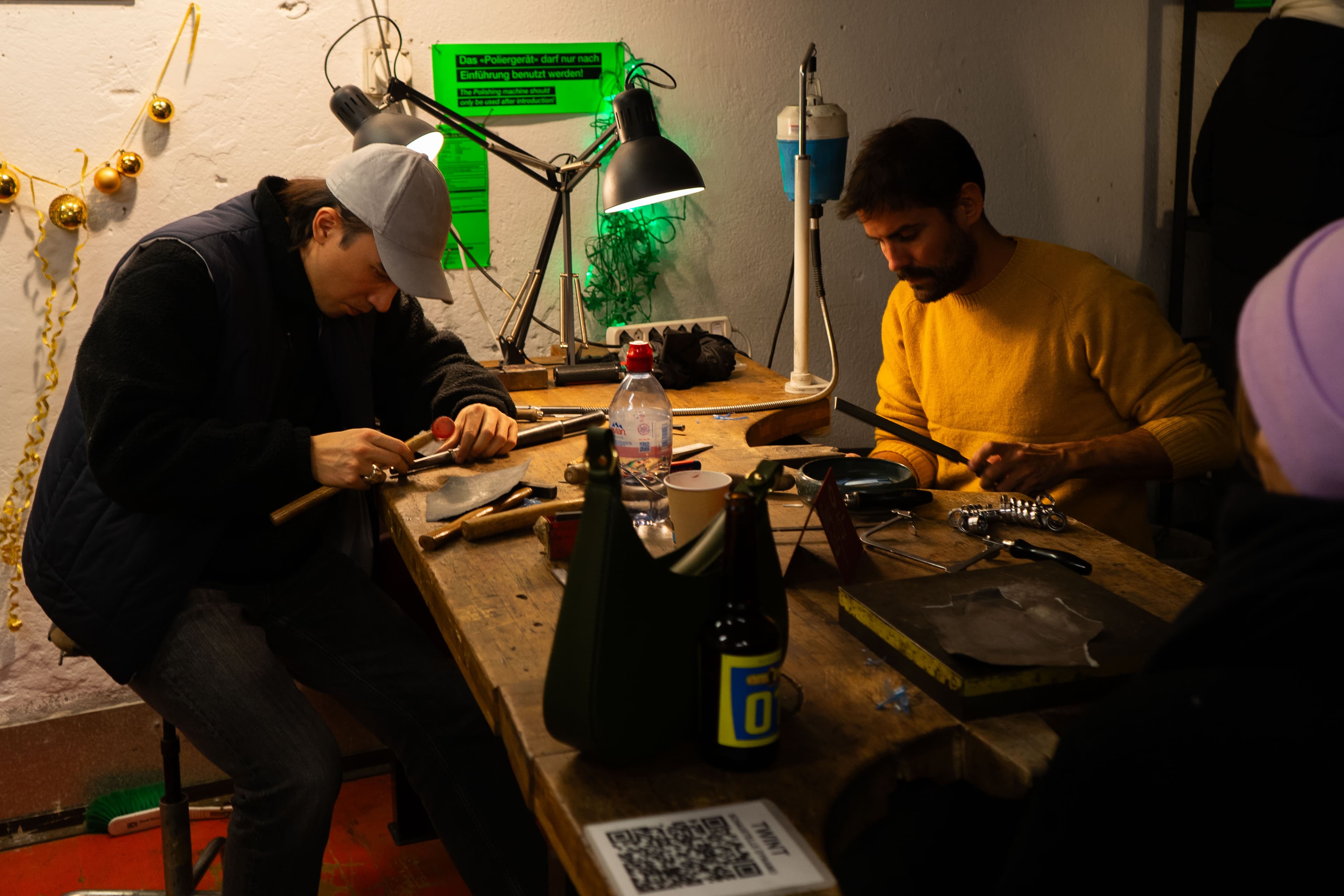 Personen im Schmuckatelier an einem Silberringkurs