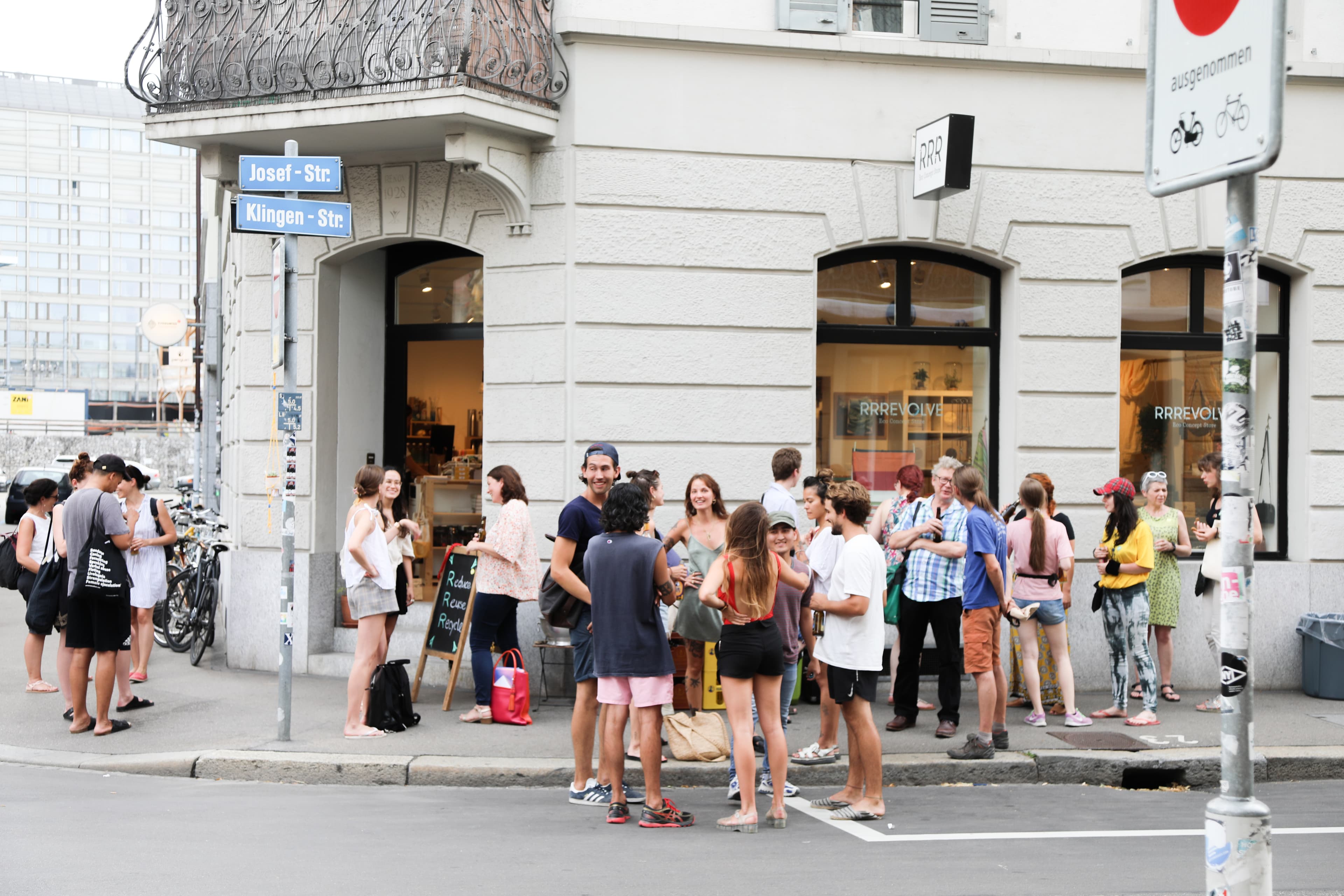 Personen stehen vor einem Laden um das gemeinsame Projekt zu lancieren