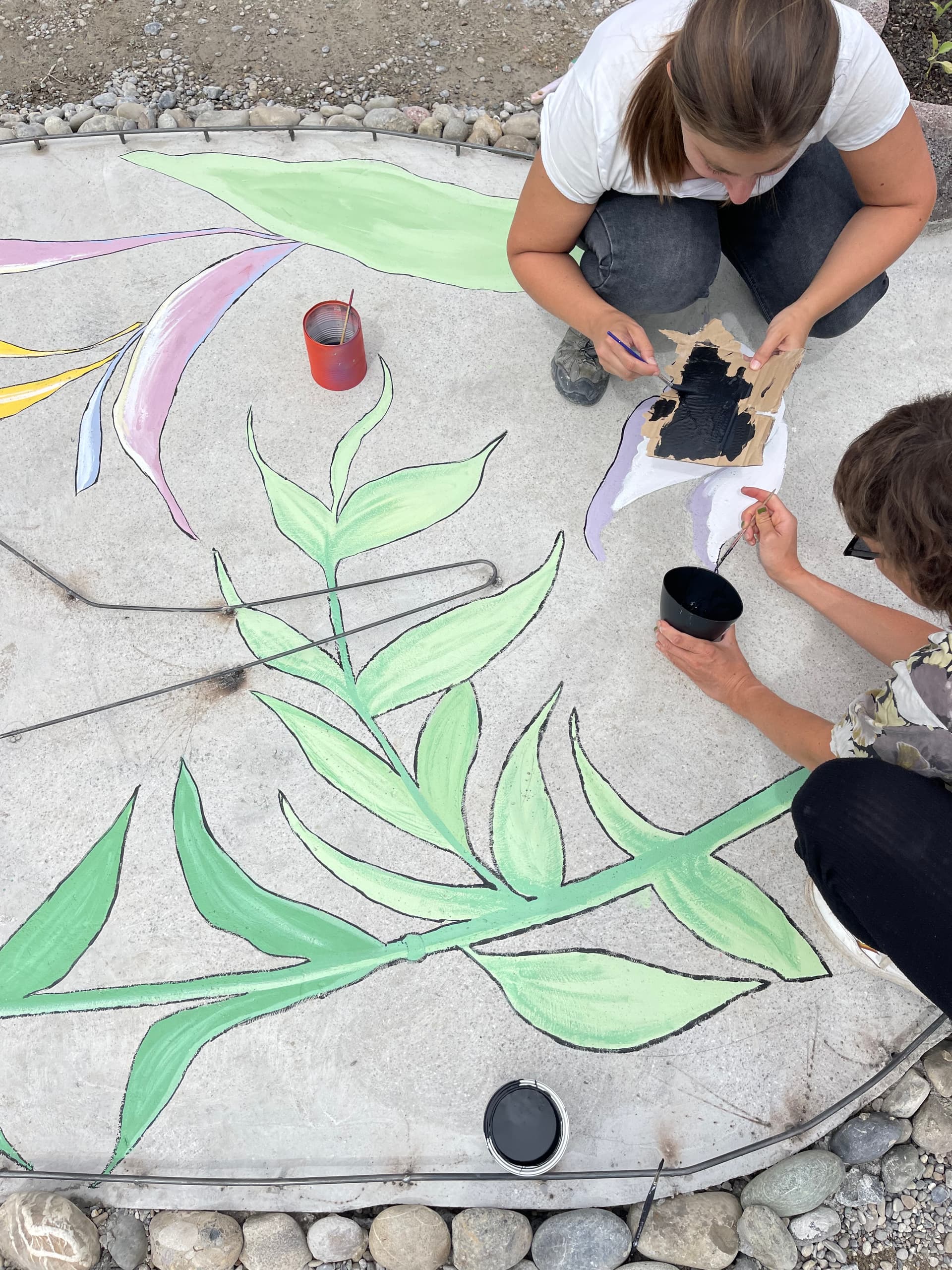 Zwei Menschen bemalen die Dynamo Minigolfbahn auf dem unkommerziellen Minigolfplatz in Zürich 